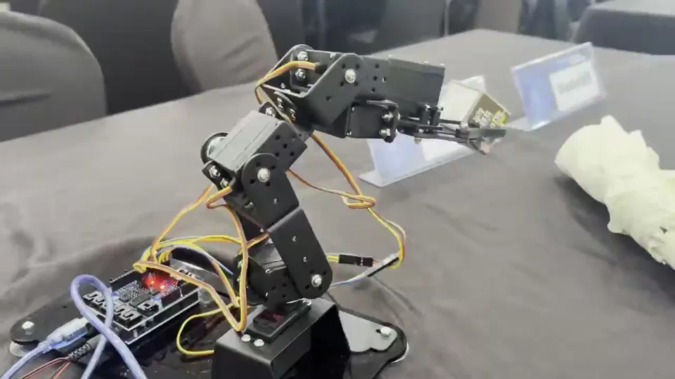 Arduino와 MG996R 서보로 구성한 실제 CausalRoboQC 로봇팔의 물체 집기 시연